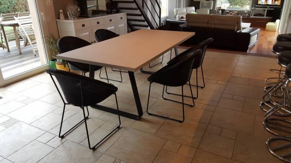 Table de salle à manger pieds en fer plat laqué + plan de travail stratifié Les Sorinières (44)